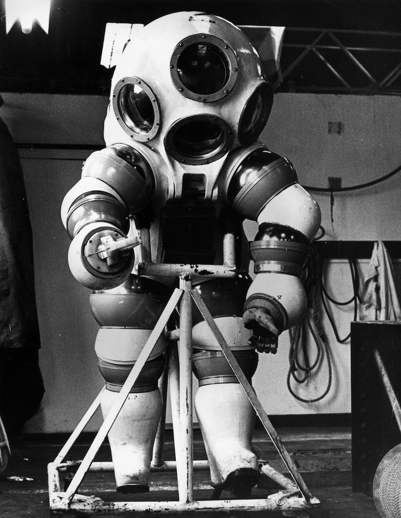 Illustration for article titled The Strange and Wonderful History of Diving Suits, From 1715 to Today
